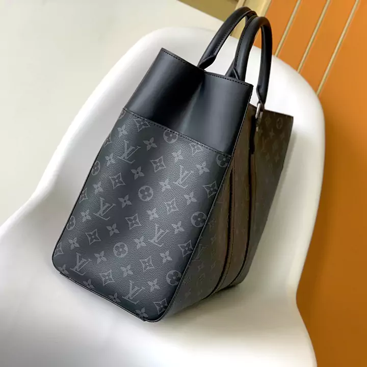 LV オリジナル M46451 ブラック フラワー サック プラット シリーズの大型ハンドバッグであるサック プラット 24H ハンドバッグは、レザーの裏地、大きなポケット、充実した内装を備えており、短期の旅行に最適です。レザーのハンドルループと幅広のサイドストラップでタフな印象に仕上げ、長めのハンドルで肩掛けも可能です。