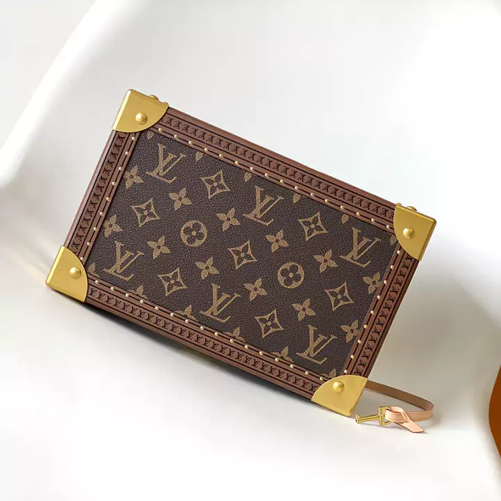 LV M24572 トップ オリジナル コフレ トレゾール 24 ハード ケースは、新しいモノグラム デニム キャンバス製で、牛革のトリムが施されています。貴重なコレクションを安全に保管できるミディアム サイズです。 25.0 x 13.5 x 17.5 cm (長さ x 高さ x 幅) • キー付き S ロック • メインコンパートメント • メタルコーナー、プリントキャンバストリム、リベット補強