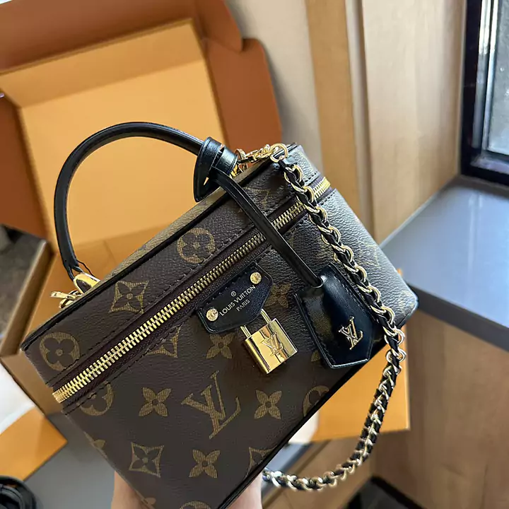 LV 2024の新しいバニティPMメイクアップケースソフトボックスは、近年、本当にますます大きくなり、デザインはユニークで、クラシックでコンパクトで、さまざまなレトロな色と装飾が施されています。ここ数年で最も優れたデザインの1つ。