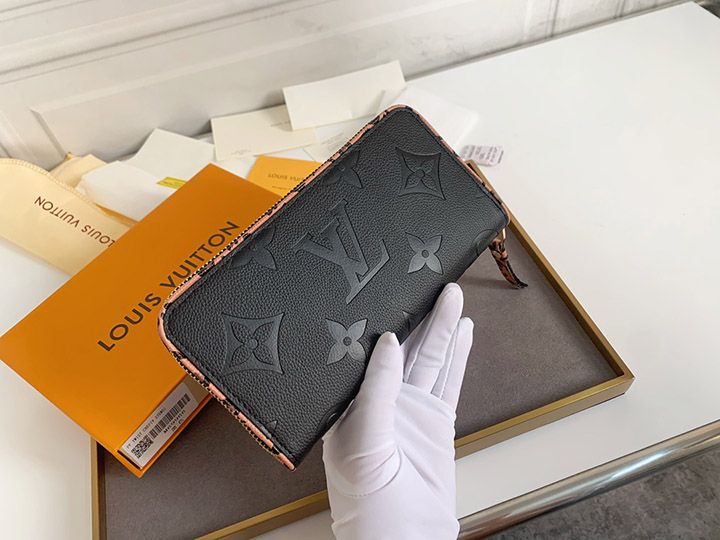 LV バッグ M80680 ジッピー ロックミー ウォレットはソフト カーフスキン製で、ジッパー ウォレットの象徴的なデザインとファッション シリーズの特徴的な要素を組み合わせています。LV レタリングと、チケットやその他のアイテムに簡単にアクセスできるフロント ポケットです。複数の内部ポケットとコンパートメントを備えた信頼性の高いラップアラウンドジッパーデザイン 寸法: 19.5 x 10.0 x 2.5 cm