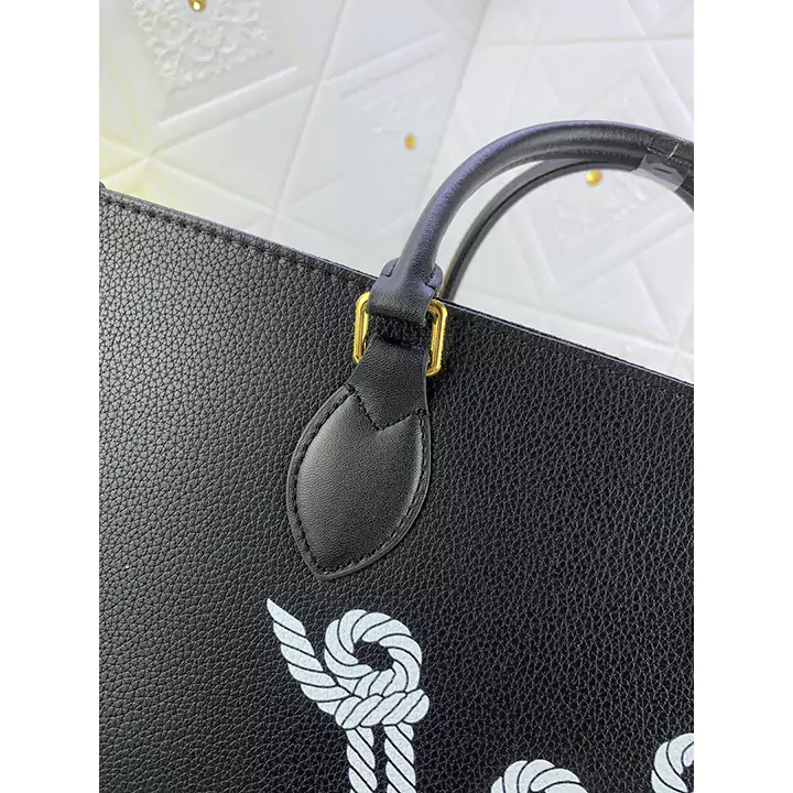 LV アップグレードされたオリジナル M24834 M45495 この OnTheGo ミディアム ハンドバッグは Nautical シリーズから来ており、牛革を使用して海洋スタイルのインスピレーションを表現しています。フロントのLV文字をセーラーノットに変形させ、ロープの質感を立体的な刺繍で表現しています。背面にはルイ・ヴィトンのマルティエが刻印されています。