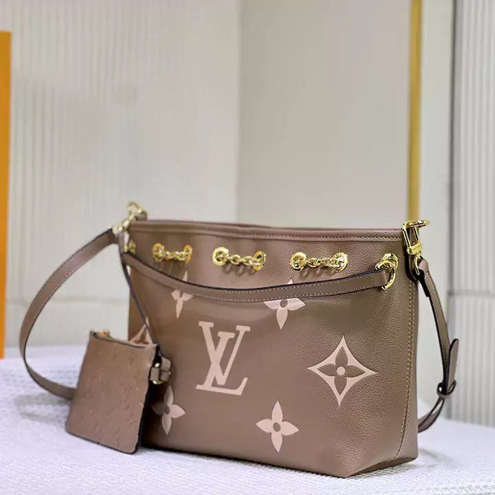 LV M46492 グレー シルクスクリーン型押しレザー ショッピングバッグ シリーズ バンドル ハンドバッグ M25453 グレー デグラデ Gx シ​​リーズのバンドル ハンドバッグです。新しい巾着デザインが夏の雰囲気をプラスします。モノグラム・アンプラントの型押しレザーボディが、季節の装いを華やかに彩ります。ダブルハンドルと取り外し可能なクロスボディストラップにより、さまざまなスタイリッシュな持ち運びオプションが提供され、昼夜問わ