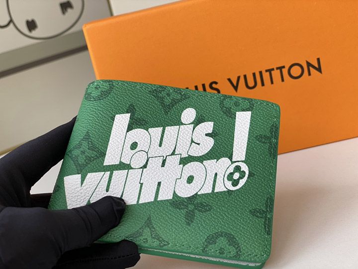 ルイ・ヴィトン バッグ MULTIPLE ウォレット このマルチプル ウォレットは、2021-22 年秋冬のエブリデイ LV リミテッド シリーズ スタイルの 1 つで、内側にはクレジット カードや紙幣を収納できる複数のコンパートメントがあり、非常に実用的です。財布はヴィンテージモノグラムキャンバスで作られており、日常のショッピングバッグでよく見られる新しい「ルイヴィトン！」ロゴが装飾されています。目を引く魅力的なデザインは、11.5 