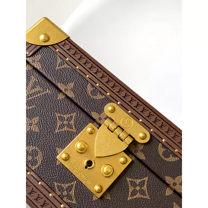 LV M24572 トップ オリジナル コフレ トレゾール 24 ハード ケースは、新しいモノグラム デニム キャンバス製で、牛革のトリムが施されています。貴重なコレクションを安全に保管できるミディアム サイズです。 25.0 x 13.5 x 17.5 cm (長さ x 高さ x 幅) • キー付き S ロック • メインコンパートメント • メタルコーナー、プリントキャンバストリム、リベット補強