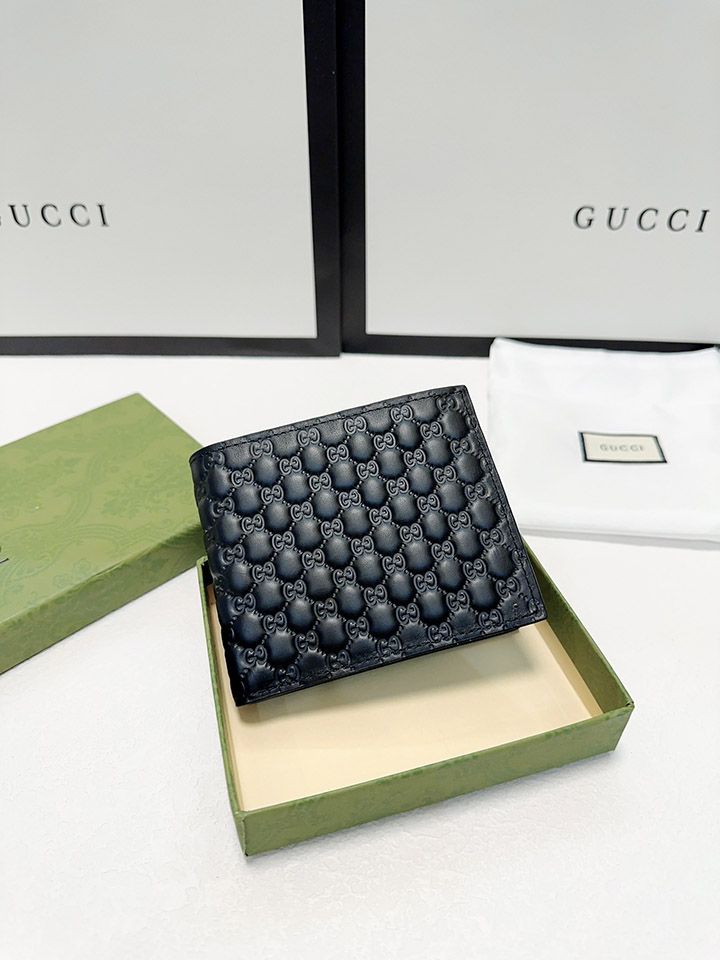 GUCCI公式ウェブサイトは、新しいスタイル〜ショートクリップGGスプリームキャンバスシリーズ〜牛革インナーグリッド（両面にカードが挿入可能）を絶妙な仕上がりで同期させます！