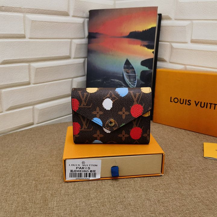 ルイヴィトン | LV×YK Victorine×草間彌生コラボシリーズのウォレットです。日本人アーティストの創作活動を通じて使われてきた水玉模様を、今回はモノグラム・キャンバスにまるで手描きのように表現し、芸術的な味わいを持った機能的なデザインに昇華させました。 寸法: 12 × 9.5 × 1.5 cm