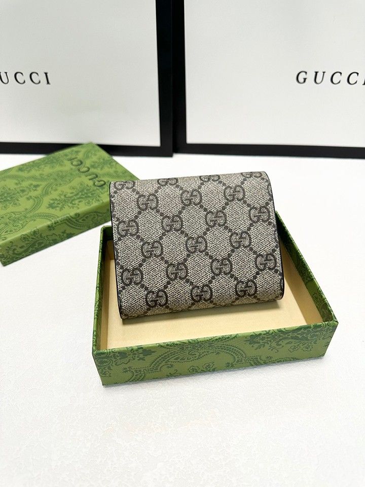 革のサイズ 11x10cm カラー ブラック GUCCIの人気牛革とPVCのショート三つ折り財布 クラシックなスタイル 細かい細工 耐摩耗性、耐久性、優れた感触