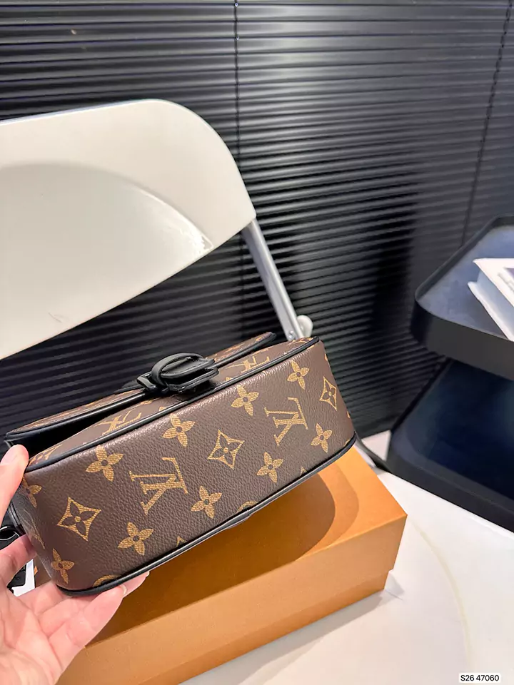 LV メンズ ポストマン メンズ バッグ 共有 0LouisVuitton ショルダーバッグ ルイ・ヴィトン LouisVuitton 大人気のポストマンバッグと比べると、とても控えめで安定感があり、デイリーに使えるLV メンズ ショルダーバッグです。カジュアルウェアとして、またはクロスボディバッグとして。