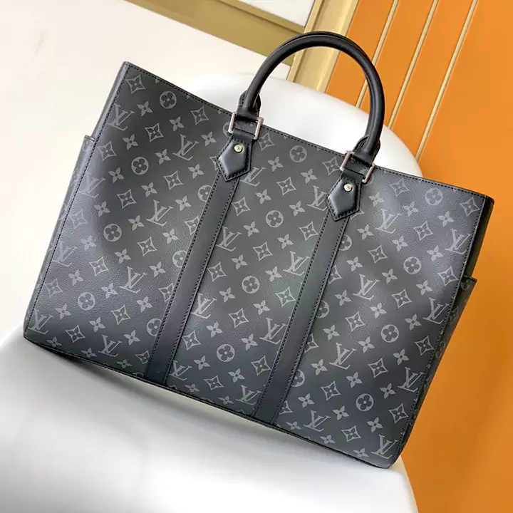 LV オリジナル M46451 ブラック フラワー サック プラット シリーズの大型ハンドバッグであるサック プラット 24H ハンドバッグは、レザーの裏地、大きなポケット、充実した内装を備えており、短期の旅行に最適です。レザーのハンドルループと幅広のサイドストラップでタフな印象に仕上げ、長めのハンドルで肩掛けも可能です。