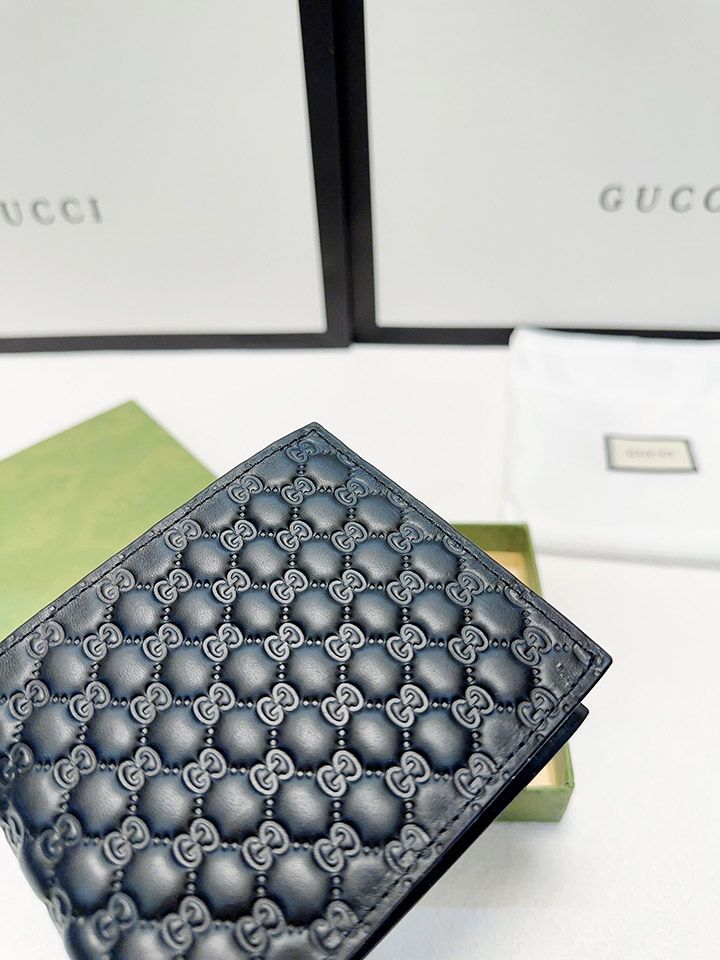 GUCCI公式ウェブサイトは、新しいスタイル〜ショートクリップGGスプリームキャンバスシリーズ〜牛革インナーグリッド（両面にカードが挿入可能）を絶妙な仕上がりで同期させます！