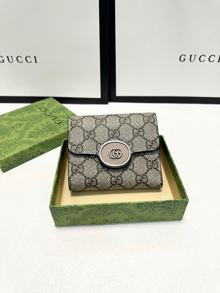 革のサイズ 11x10cm カラー ブラック GUCCIの人気牛革とPVCのショート三つ折り財布 クラシックなスタイル 細かい細工 耐摩耗性、耐久性、優れた感触