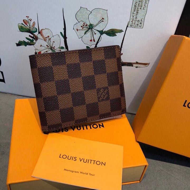 LV クラシック フォー ブラザーズ ショート スタイル。クラシックで時代を超越したホットなスタイル。最新のカウンター イエロー パッケージには、カード スロットが内蔵されています。