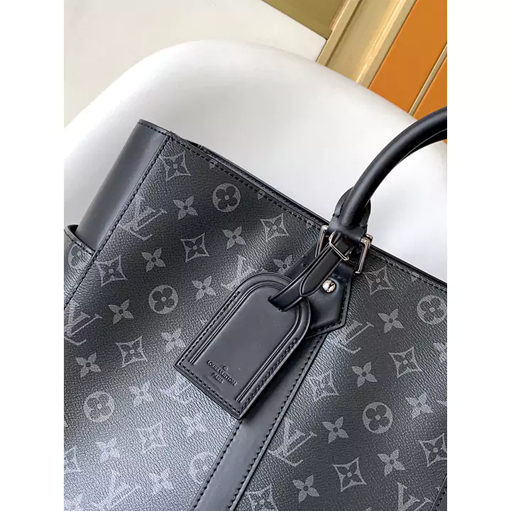 LV オリジナル M46451 ブラック フラワー サック プラット シリーズの大型ハンドバッグであるサック プラット 24H ハンドバッグは、レザーの裏地、大きなポケット、充実した内装を備えており、短期の旅行に最適です。レザーのハンドルループと幅広のサイドストラップでタフな印象に仕上げ、長めのハンドルで肩掛けも可能です。