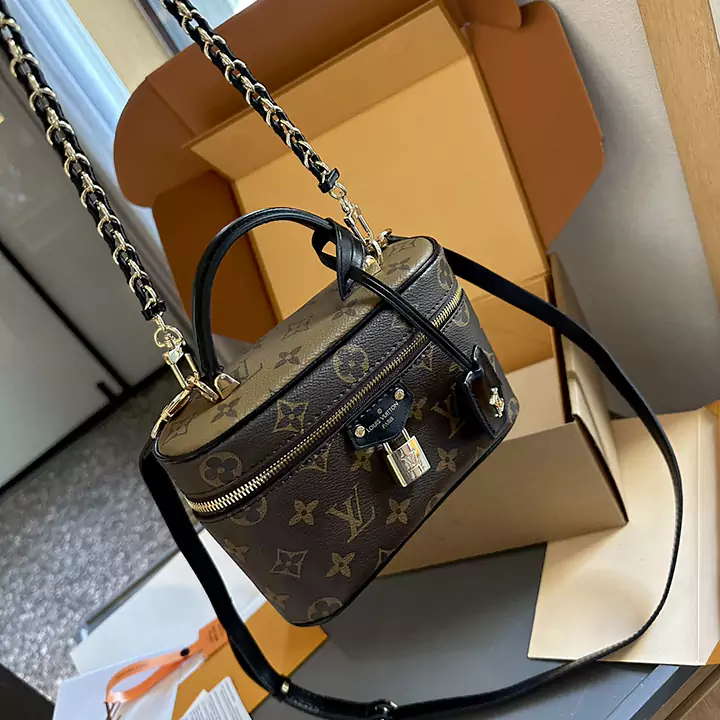 LV 2024の新しいバニティPMメイクアップケースソフトボックスは、近年、本当にますます大きくなり、デザインはユニークで、クラシックでコンパクトで、さまざまなレトロな色と装飾が施されています。ここ数年で最も優れたデザインの1つ。