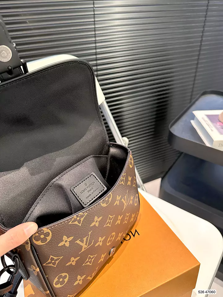 LV メンズ ポストマン メンズ バッグ 共有 0LouisVuitton ショルダーバッグ ルイ・ヴィトン LouisVuitton 大人気のポストマンバッグと比べると、とても控えめで安定感があり、デイリーに使えるLV メンズ ショルダーバッグです。カジュアルウェアとして、またはクロスボディバッグとして。