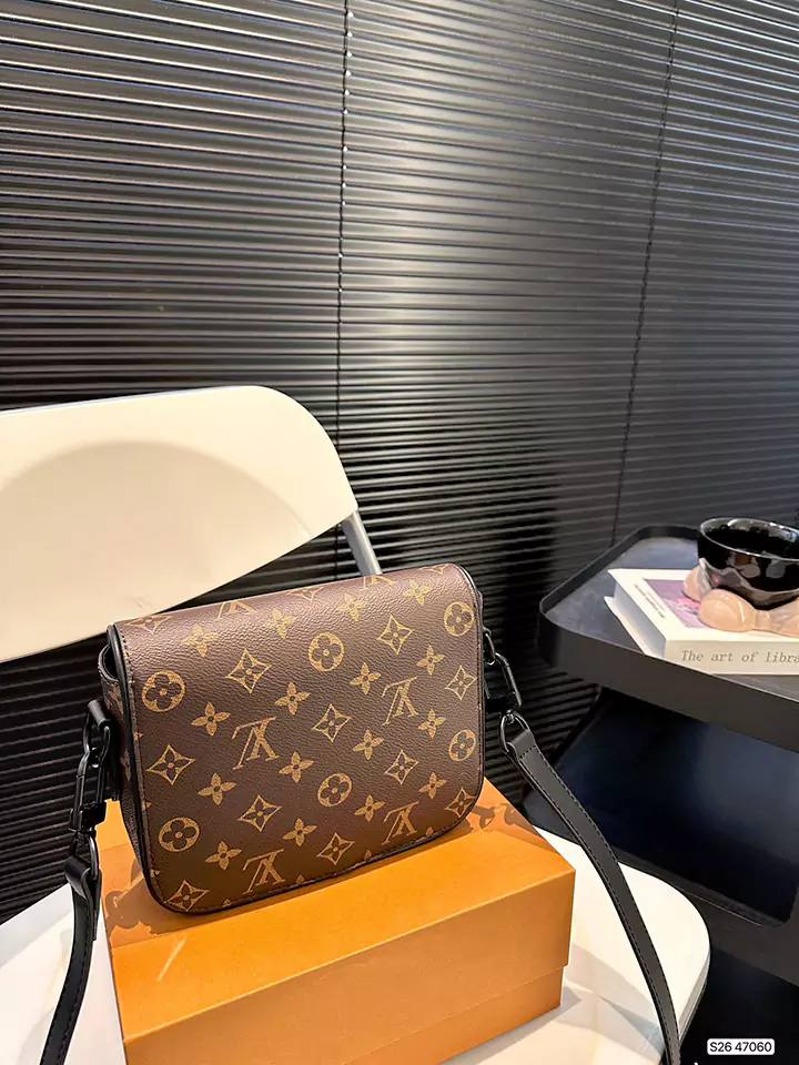 LV メンズ ポストマン メンズ バッグ 共有 0LouisVuitton ショルダーバッグ ルイ・ヴィトン LouisVuitton 大人気のポストマンバッグと比べると、とても控えめで安定感があり、デイリーに使えるLV メンズ ショルダーバッグです。カジュアルウェアとして、またはクロスボディバッグとして。