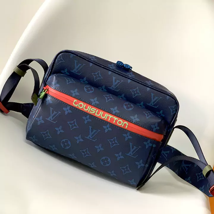 LV オリジナルオーダー LU OUTDOOR メッセンジャーバッグ M30242 ブルー 30233 ブラックは、タイガ レザーとモノグラム キャンバスのブレンドで 2019 年春夏を迎え、アウトドア メッセンジャー バッグの大胆なデザインに調和のとれた色を加えています。フロントのシルバーのジッパーやメタルパーツは細部まで精巧に塗装されており、調節可能なショルダーストラップが快適な背負い心地を生み出します。 - タイガ牛革とモノグラム