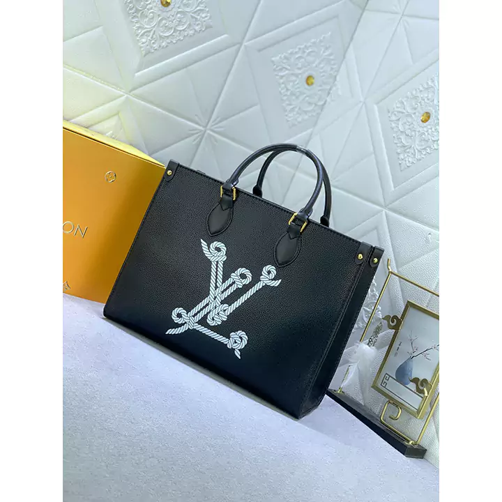 LV アップグレードされたオリジナル M24834 M45495 この OnTheGo ミディアム ハンドバッグは Nautical シリーズから来ており、牛革を使用して海洋スタイルのインスピレーションを表現しています。フロントのLV文字をセーラーノットに変形させ、ロープの質感を立体的な刺繍で表現しています。背面にはルイ・ヴィトンのマルティエが刻印されています。