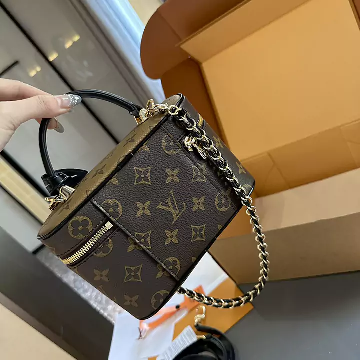 LV 2024の新しいバニティPMメイクアップケースソフトボックスは、近年、本当にますます大きくなり、デザインはユニークで、クラシックでコンパクトで、さまざまなレトロな色と装飾が施されています。ここ数年で最も優れたデザインの1つ。