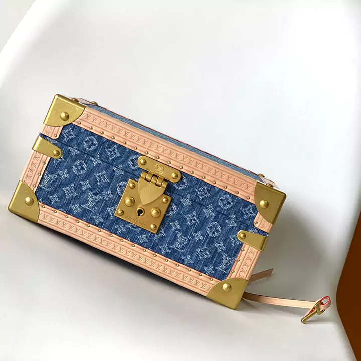 LV M24572 トップ オリジナル コフレ トレゾール 24 ハード ケースは、新しいモノグラム デニム キャンバス製で、牛革のトリムが施されています。貴重なコレクションを安全に保管できるミディアム サイズです。 25.0 x 13.5 x 17.5 cm (長さ x 高さ x 幅) • キー付き S ロック • メインコンパートメント • メタルコーナー、プリントキャンバストリム、リベット補強