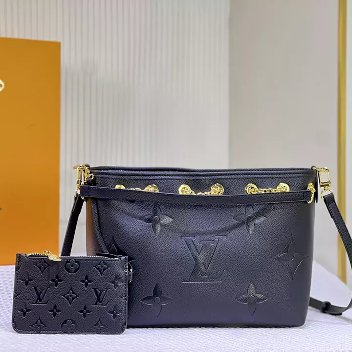 LV M46492 グレー シルクスクリーン型押しレザー ショッピングバッグ シリーズ バンドル ハンドバッグ M25453 グレー デグラデ Gx シ​​リーズのバンドル ハンドバッグです。新しい巾着デザインが夏の雰囲気をプラスします。モノグラム・アンプラントの型押しレザーボディが、季節の装いを華やかに彩ります。ダブルハンドルと取り外し可能なクロスボディストラップにより、さまざまなスタイリッシュな持ち運びオプションが提供され、昼夜問わ