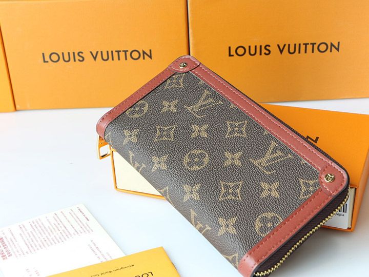 LV クラシック ジッパー ウォレット このトランク ジッパー ウォレットは、メンズ ソフト トランク ハンドバッグからインスピレーションを得たもので、レザーの丸みを帯びたコーナーやリベットなど、ブランドの伝統的なバッグから取られたデザインのディテールが施されています。内部はよく整理されており、6 つのクレジット カード スロットが装備されています。紙幣やその他の小さな紙を入れるためのコンパートメント