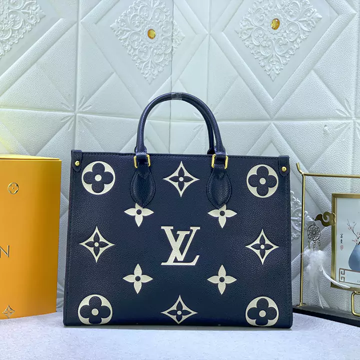 LV アップグレードされたオリジナル M24834 M45495 この OnTheGo ミディアム ハンドバッグは Nautical シリーズから来ており、牛革を使用して海洋スタイルのインスピレーションを表現しています。フロントのLV文字をセーラーノットに変形させ、ロープの質感を立体的な刺繍で表現しています。背面にはルイ・ヴィトンのマルティエが刻印されています。