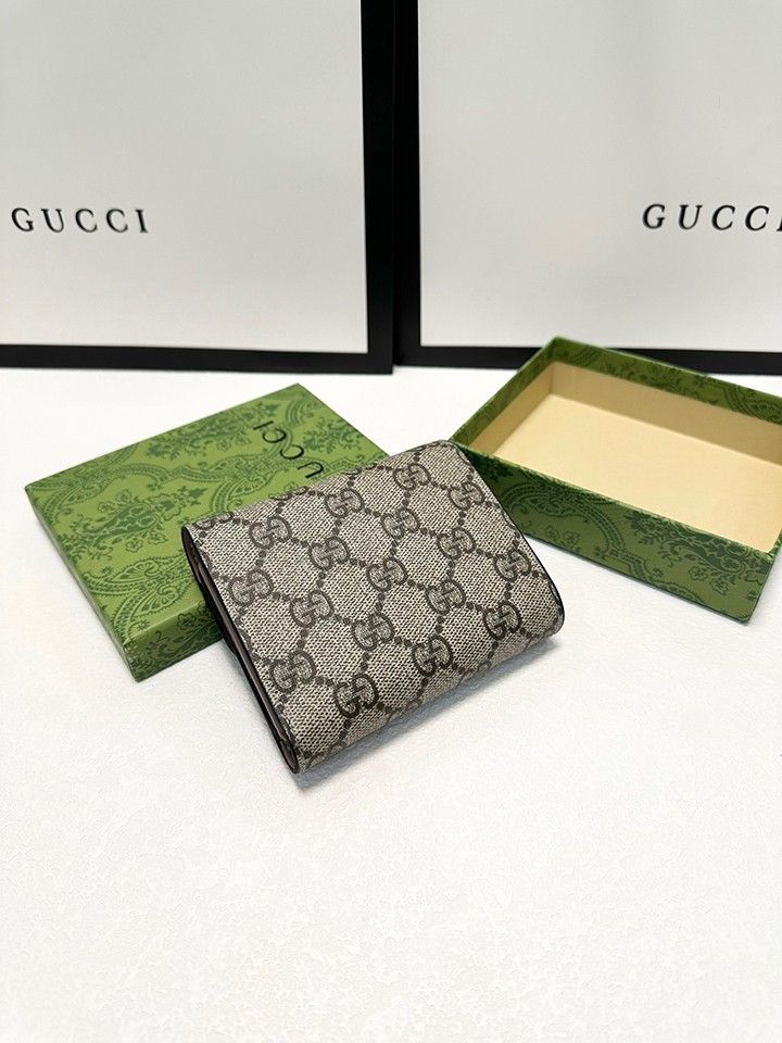 革のサイズ 11x10cm カラー ブラック GUCCIの人気牛革とPVCのショート三つ折り財布 クラシックなスタイル 細かい細工 耐摩耗性、耐久性、優れた感触