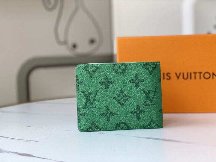 ルイ・ヴィトン バッグ MULTIPLE ウォレット このマルチプル ウォレットは、2021-22 年秋冬のエブリデイ LV リミテッド シリーズ スタイルの 1 つで、内側にはクレジット カードや紙幣を収納できる複数のコンパートメントがあり、非常に実用的です。財布はヴィンテージモノグラムキャンバスで作られており、日常のショッピングバッグでよく見られる新しい「ルイヴィトン！」ロゴが装飾されています。目を引く魅力的なデザインは、11.5 