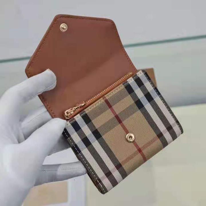 burberry ハイブランド 新しい コピー 激安 カウンター品質のオリジナルバーバリー製品。絶妙な折りたたみ式ショートクリップレザー：8.5*4*9cm。