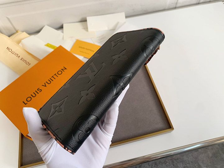 LV バッグ M80680 ジッピー ロックミー ウォレットはソフト カーフスキン製で、ジッパー ウォレットの象徴的なデザインとファッション シリーズの特徴的な要素を組み合わせています。LV レタリングと、チケットやその他のアイテムに簡単にアクセスできるフロント ポケットです。複数の内部ポケットとコンパートメントを備えた信頼性の高いラップアラウンドジッパーデザイン 寸法: 19.5 x 10.0 x 2.5 cm