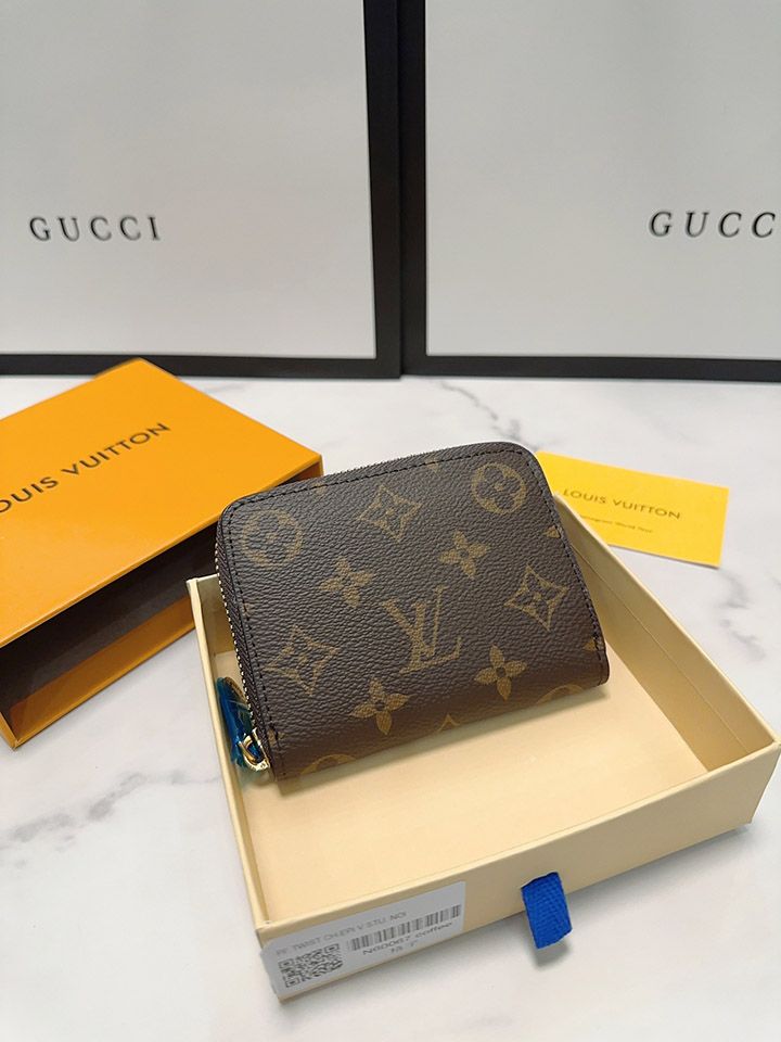 LV クラシック ウォレット このジッパー付き小銭入れは、小銭、クレジットカード、折りたたんだ紙幣を収​​納できるコンパクトなサイズで、ボディのポケットにも簡単に入れることができます。小さいです。