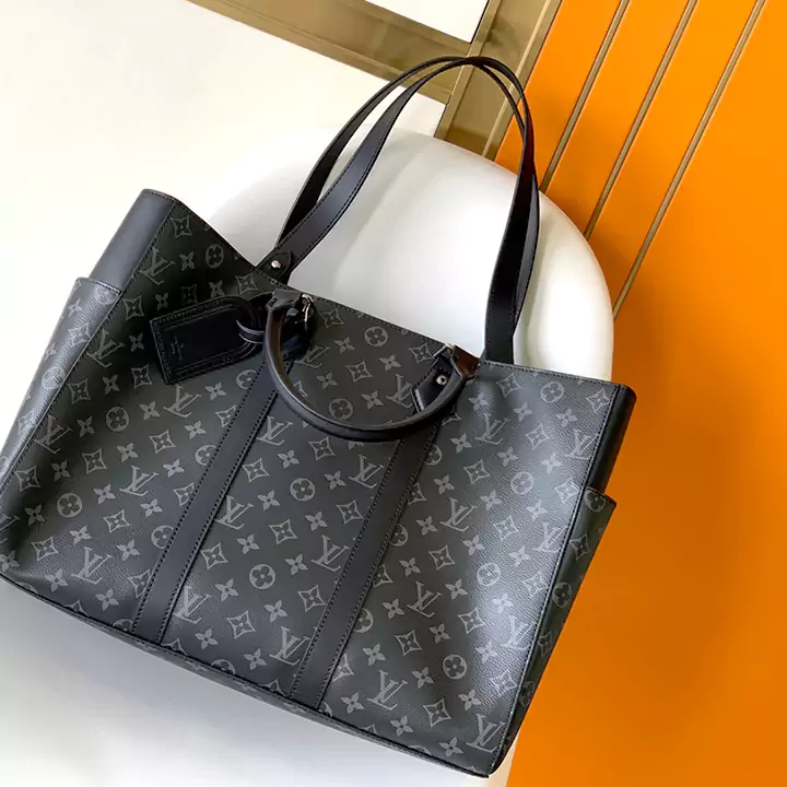 LV オリジナル M46451 ブラック フラワー サック プラット シリーズの大型ハンドバッグであるサック プラット 24H ハンドバッグは、レザーの裏地、大きなポケット、充実した内装を備えており、短期の旅行に最適です。レザーのハンドルループと幅広のサイドストラップでタフな印象に仕上げ、長めのハンドルで肩掛けも可能です。