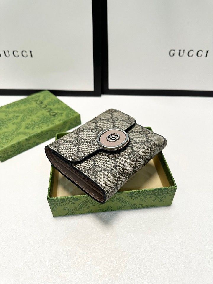 革のサイズ 11x10cm カラー ブラック GUCCIの人気牛革とPVCのショート三つ折り財布 クラシックなスタイル 細かい細工 耐摩耗性、耐久性、優れた感触